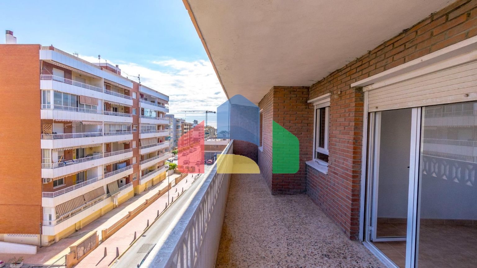 АПАРТАМЕНТЫ ВОЗЛЕ ПЛЯЖА. 3 СПАЛЬНИ. 2 ВАННЫЕ КОМНАТЫ. ТЕРРАСА 23 М2. ПЛЯЖ В 300 М.