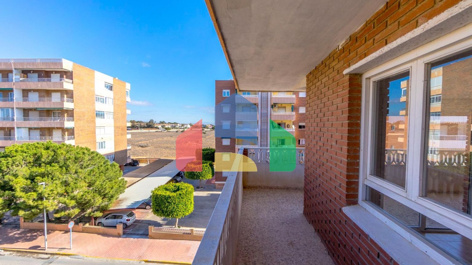 АПАРТАМЕНТЫ ВОЗЛЕ ПЛЯЖА. 3 СПАЛЬНИ. 2 ВАННЫЕ КОМНАТЫ. ТЕРРАСА 23 М2. ПЛЯЖ В 300 М.