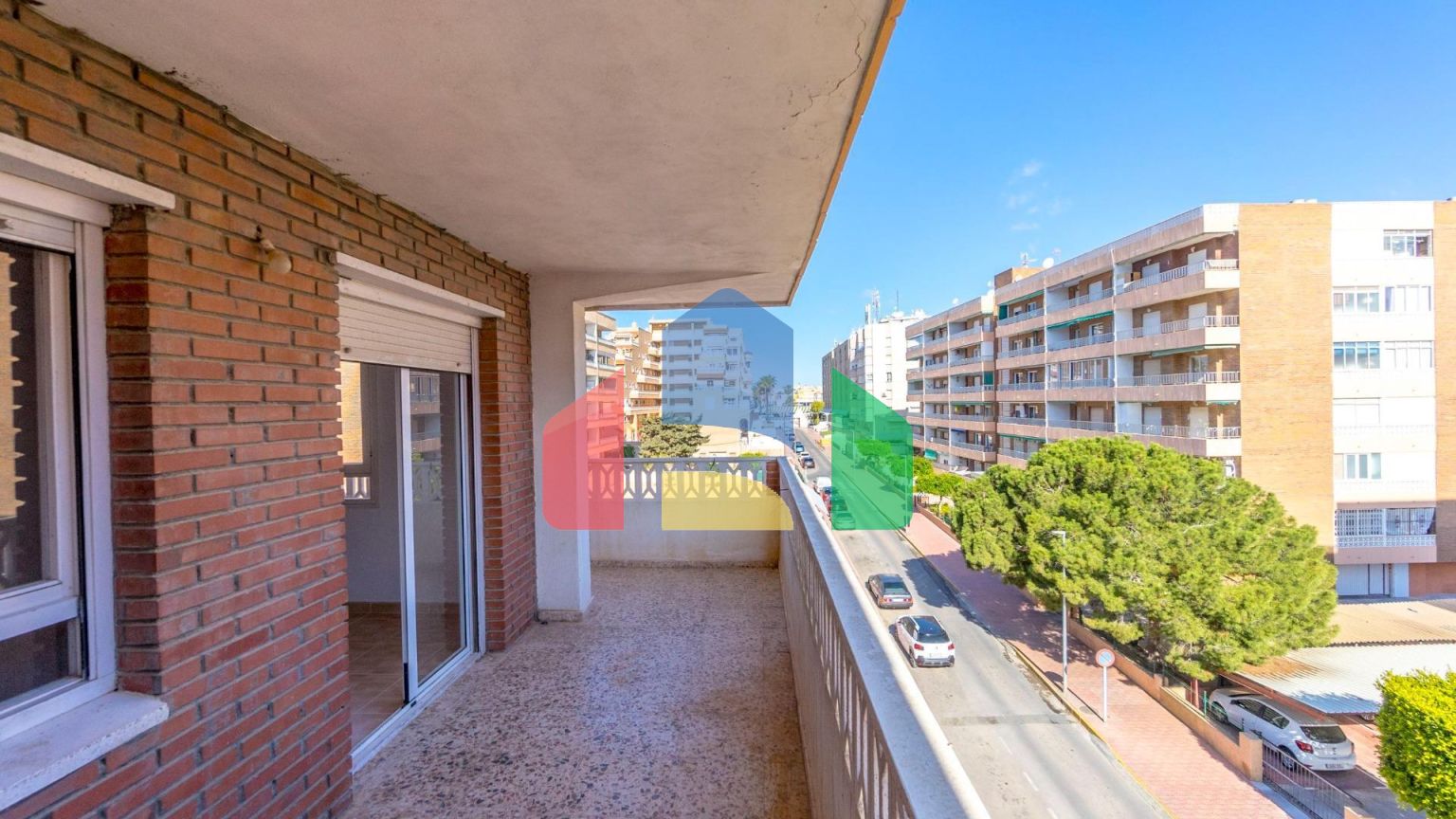 АПАРТАМЕНТЫ ВОЗЛЕ ПЛЯЖА. 3 СПАЛЬНИ. 2 ВАННЫЕ КОМНАТЫ. ТЕРРАСА 23 М2. ПЛЯЖ В 300 М.