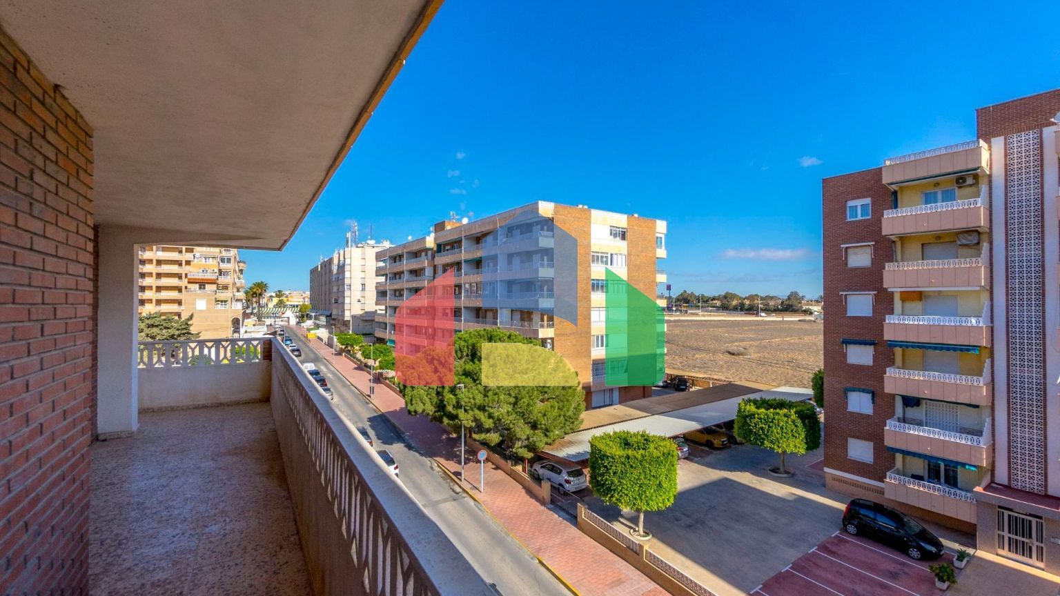 АПАРТАМЕНТЫ ВОЗЛЕ ПЛЯЖА. 3 СПАЛЬНИ. 2 ВАННЫЕ КОМНАТЫ. ТЕРРАСА 23 М2. ПЛЯЖ В 300 М.