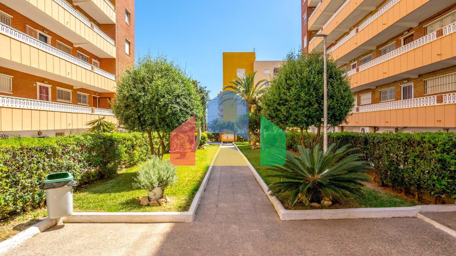 АПАРТАМЕНТЫ ВОЗЛЕ ПЛЯЖА. 3 СПАЛЬНИ. 2 ВАННЫЕ КОМНАТЫ. ТЕРРАСА 23 М2. ПЛЯЖ В 300 М.