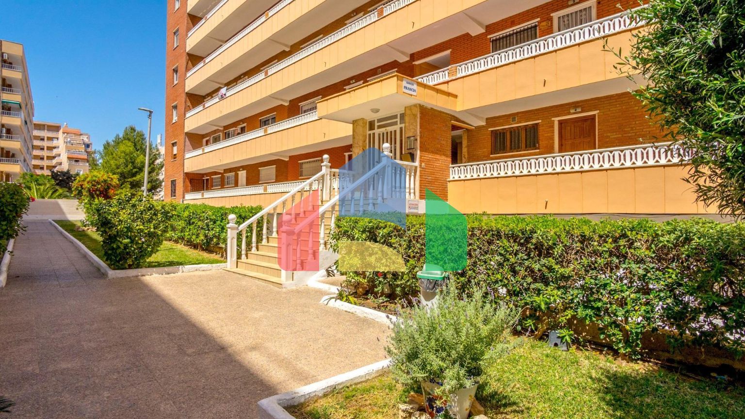 АПАРТАМЕНТЫ ВОЗЛЕ ПЛЯЖА. 3 СПАЛЬНИ. 2 ВАННЫЕ КОМНАТЫ. ТЕРРАСА 23 М2. ПЛЯЖ В 300 М.