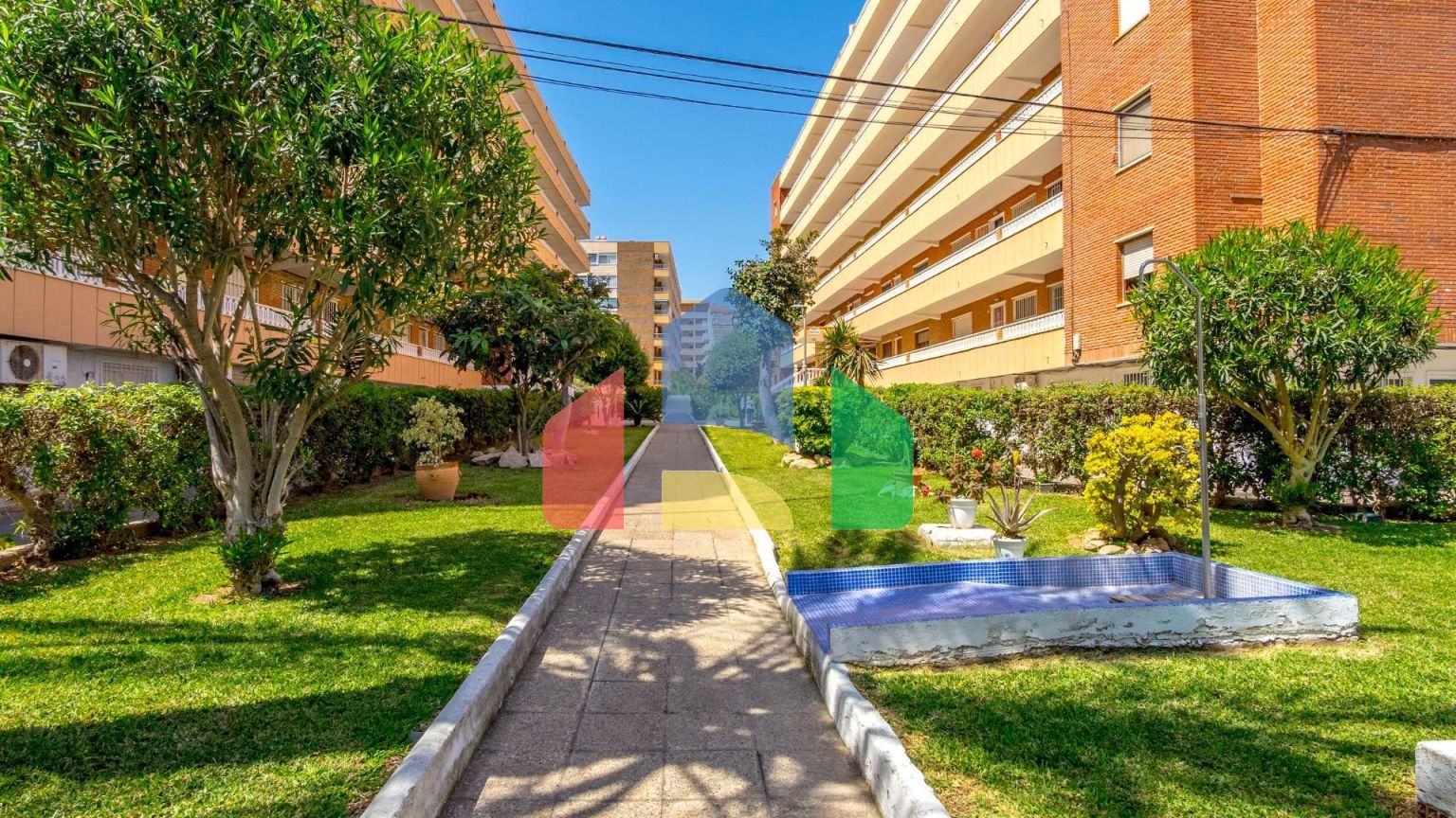 АПАРТАМЕНТЫ ВОЗЛЕ ПЛЯЖА. 3 СПАЛЬНИ. 2 ВАННЫЕ КОМНАТЫ. ТЕРРАСА 23 М2. ПЛЯЖ В 300 М.