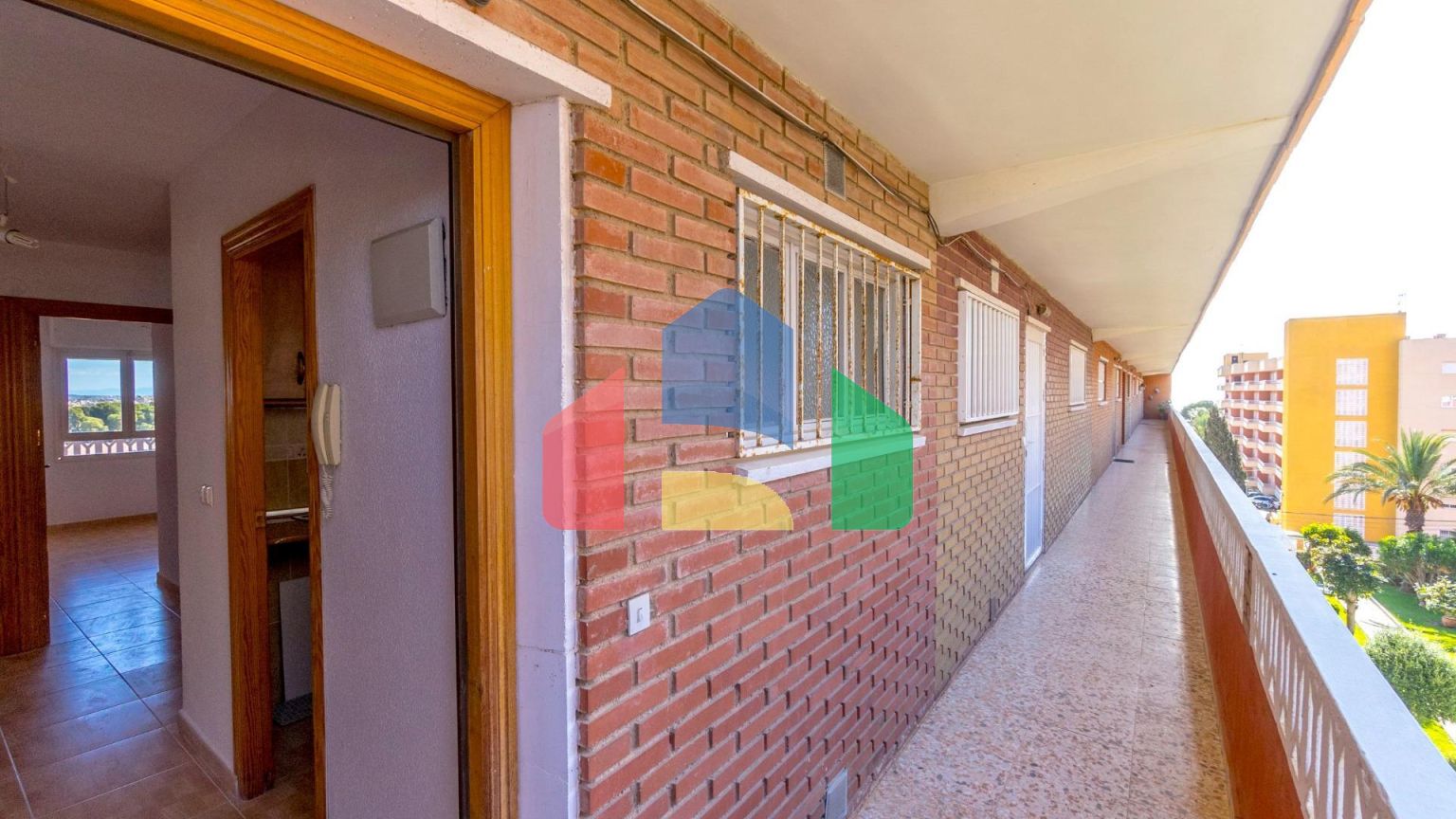 АПАРТАМЕНТЫ ВОЗЛЕ ПЛЯЖА. 3 СПАЛЬНИ. 2 ВАННЫЕ КОМНАТЫ. ТЕРРАСА 23 М2. ПЛЯЖ В 300 М.