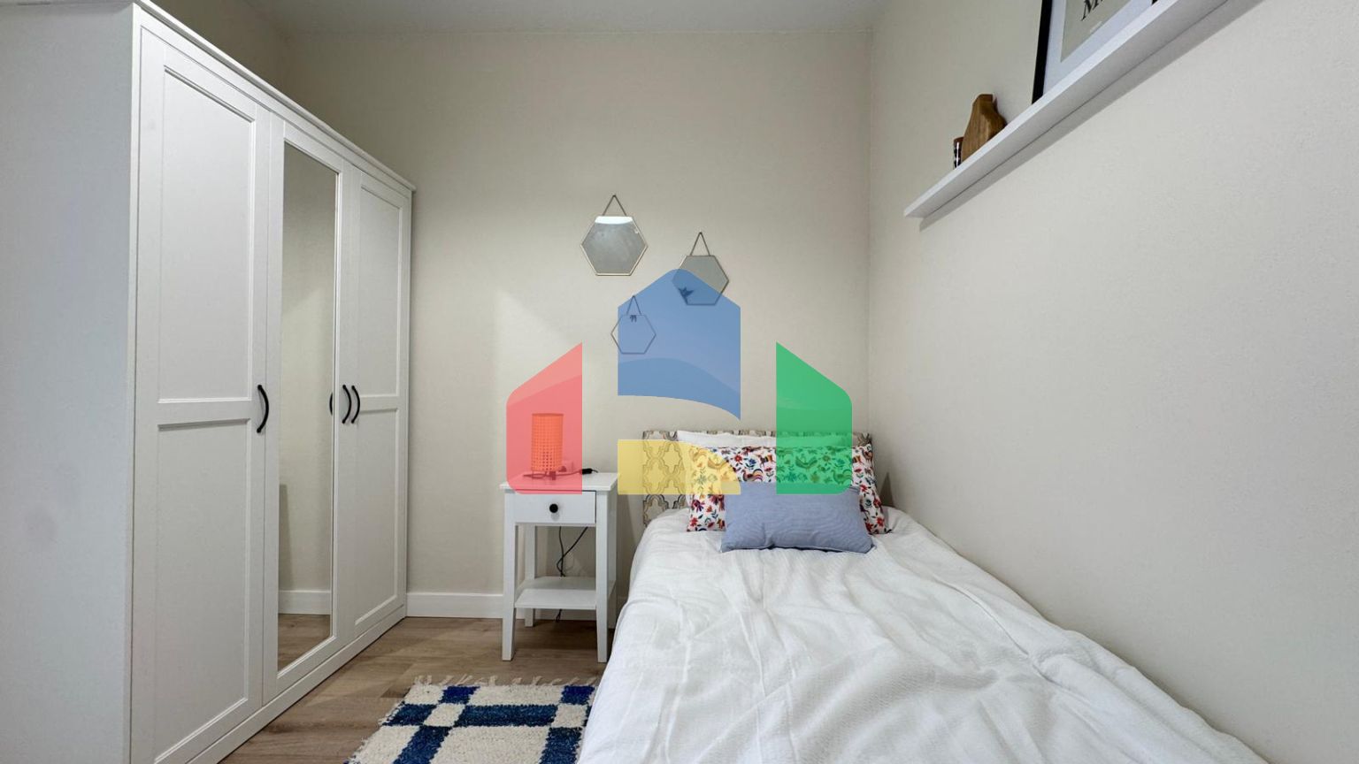 БУНГАЛО ПОСЛЕ КАПИТАЛЬНОГО РЕМОНТА С УЧАСТКОМ 31 М2. 2 СПАЛЬНИ. 1 ВАННАЯ КОМНАТА. С ПЛОЩАДЪЮ 44 М2.