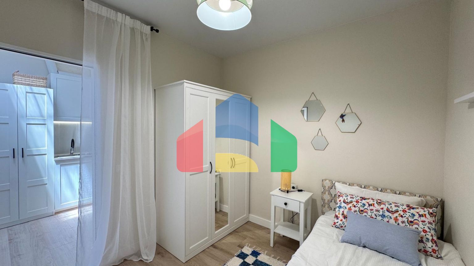 БУНГАЛО ПОСЛЕ КАПИТАЛЬНОГО РЕМОНТА С УЧАСТКОМ 31 М2. 2 СПАЛЬНИ. 1 ВАННАЯ КОМНАТА. С ПЛОЩАДЪЮ 44 М2.