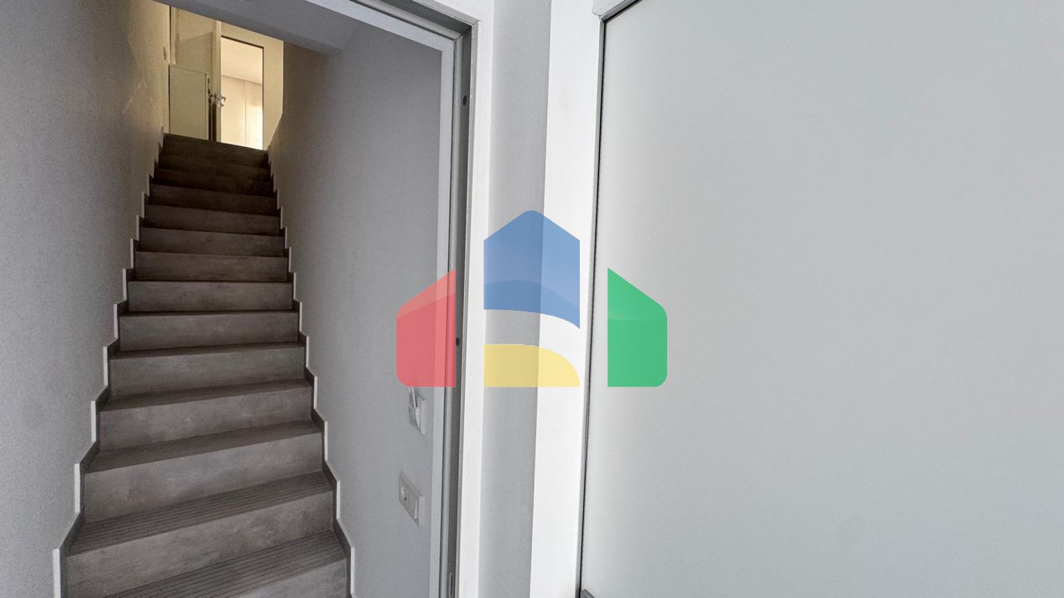 БУНГАЛО ВЕРХНИЙ ЭТАЖ ДУПЛЕКС ПОСЛЕ РЕМОНТА! 105М2. 2 СПАЛЬНИ. 2 ВАННЫЕ КОМНАТЫ. РАЗДЕЛЕН НА ДВА БУНГАЛО ДЛЯ ÐÐÐÐÐÐ