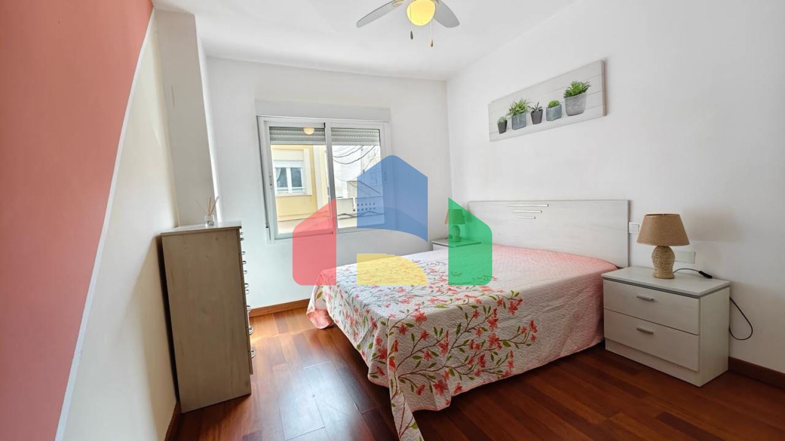 АПАРТАМЕНТЫ В 300 МЕТРАХ ОТ ПЛЯЖА И ПЛОЩЯДЬЮ 108 М2. 3 СПАЛЬНИ. 2 ВАННЫЕ КОМНАТЫ.