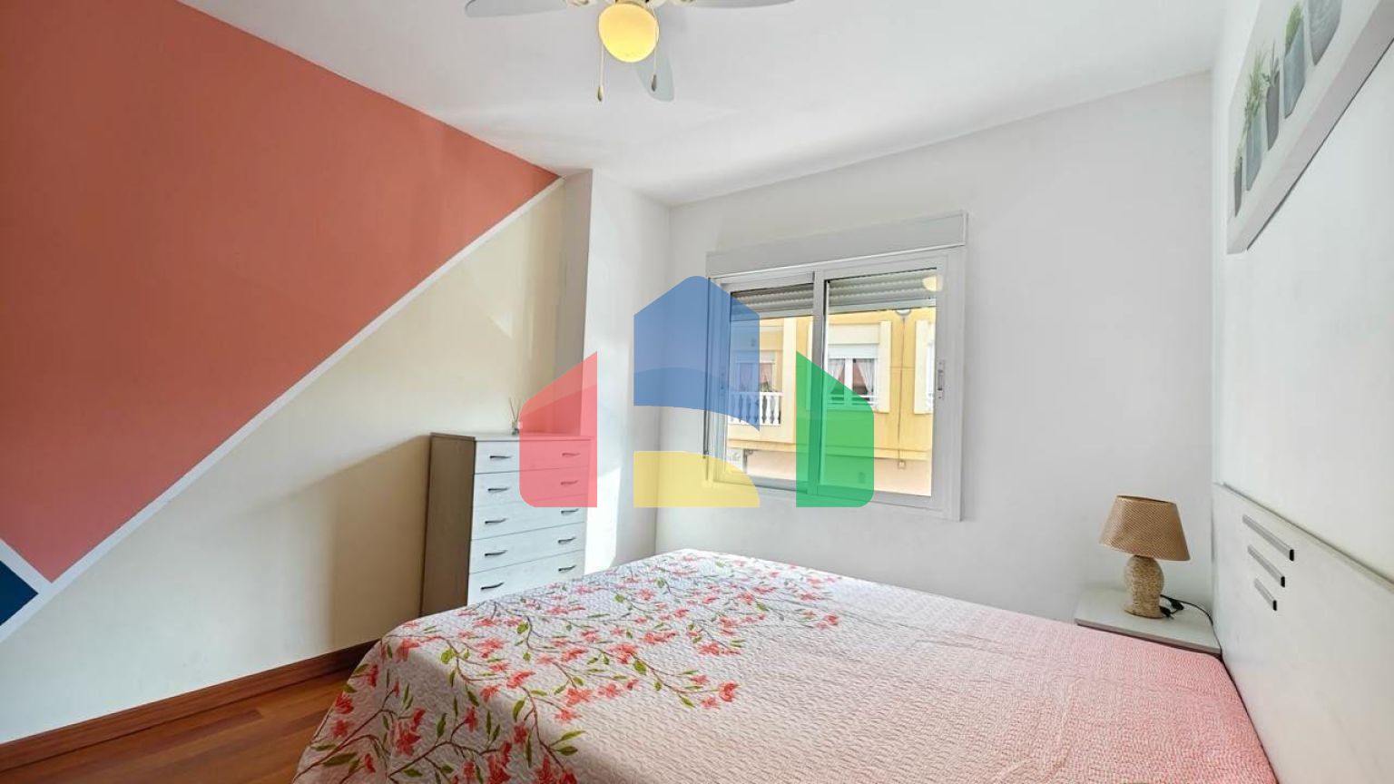 АПАРТАМЕНТЫ В 300 МЕТРАХ ОТ ПЛЯЖА И ПЛОЩЯДЬЮ 108 М2. 3 СПАЛЬНИ. 2 ВАННЫЕ КОМНАТЫ.