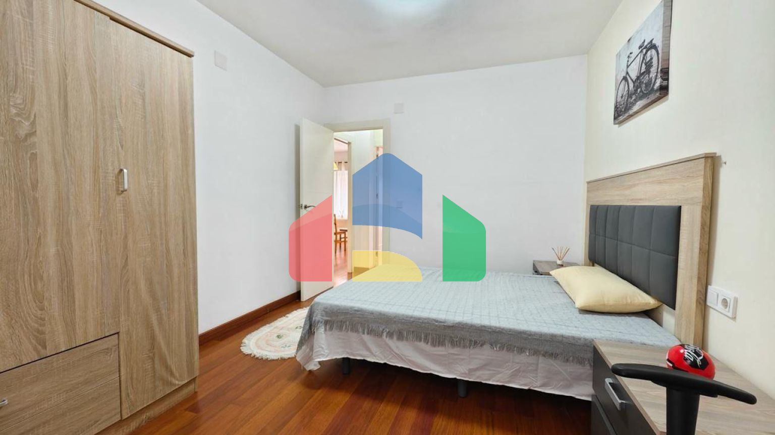 АПАРТАМЕНТЫ В 300 МЕТРАХ ОТ ПЛЯЖА И ПЛОЩЯДЬЮ 108 М2. 3 СПАЛЬНИ. 2 ВАННЫЕ КОМНАТЫ.