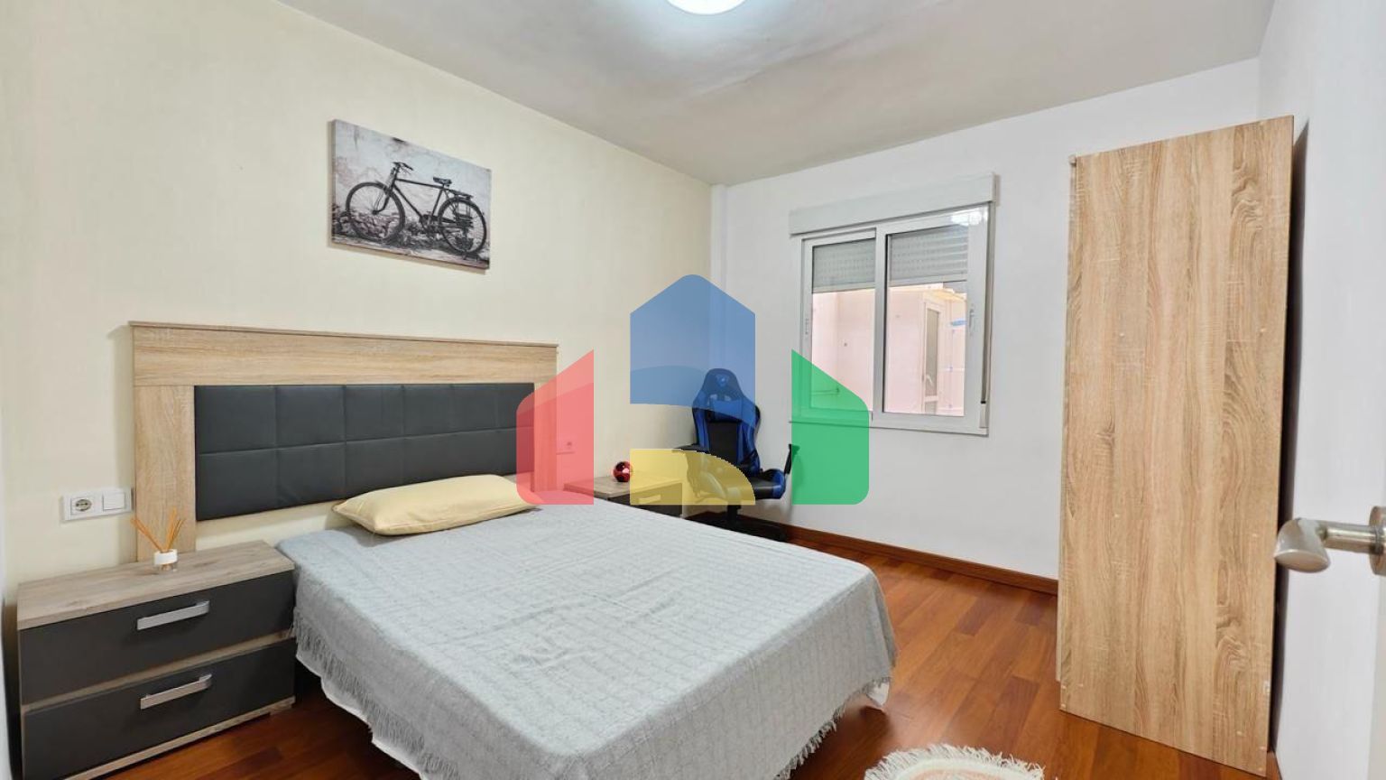 АПАРТАМЕНТЫ В 300 МЕТРАХ ОТ ПЛЯЖА И ПЛОЩЯДЬЮ 108 М2. 3 СПАЛЬНИ. 2 ВАННЫЕ КОМНАТЫ.