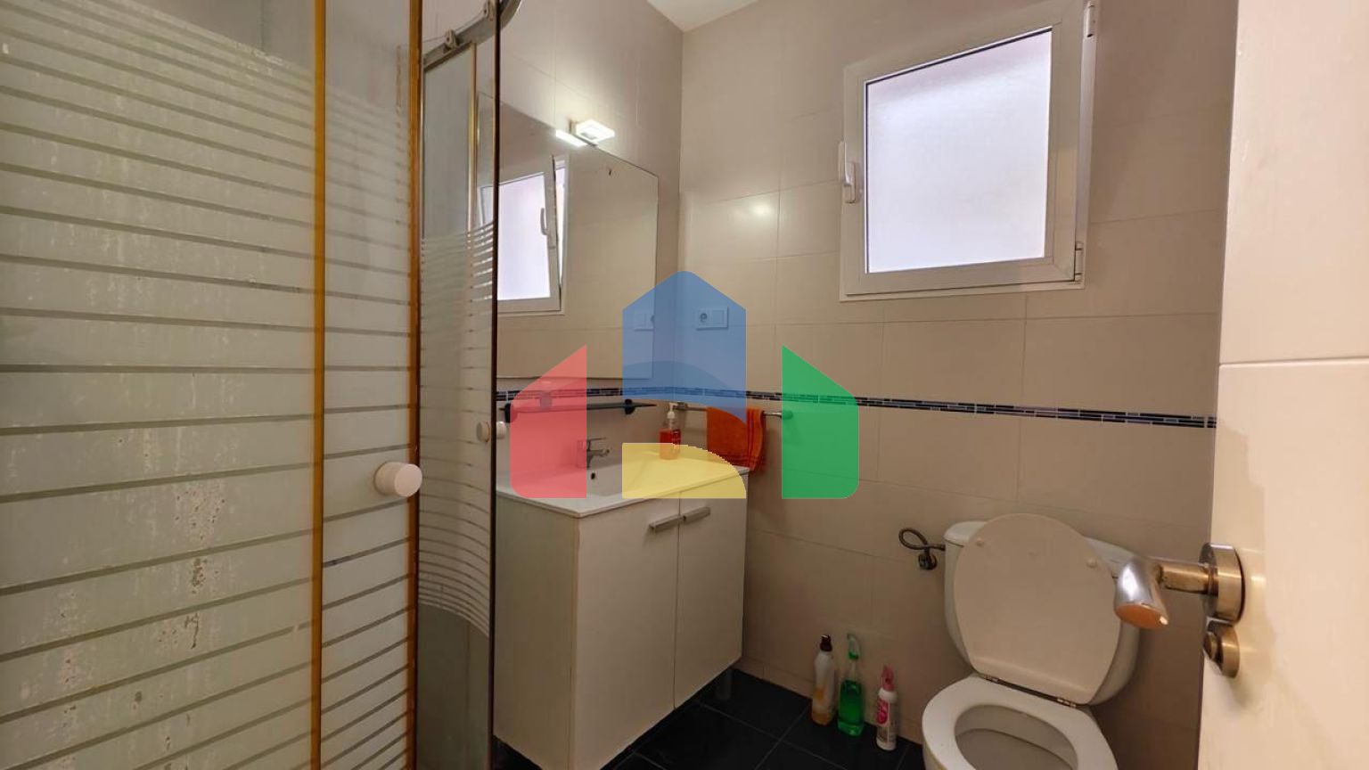 АПАРТАМЕНТЫ В 300 МЕТРАХ ОТ ПЛЯЖА И ПЛОЩЯДЬЮ 108 М2. 3 СПАЛЬНИ. 2 ВАННЫЕ КОМНАТЫ.