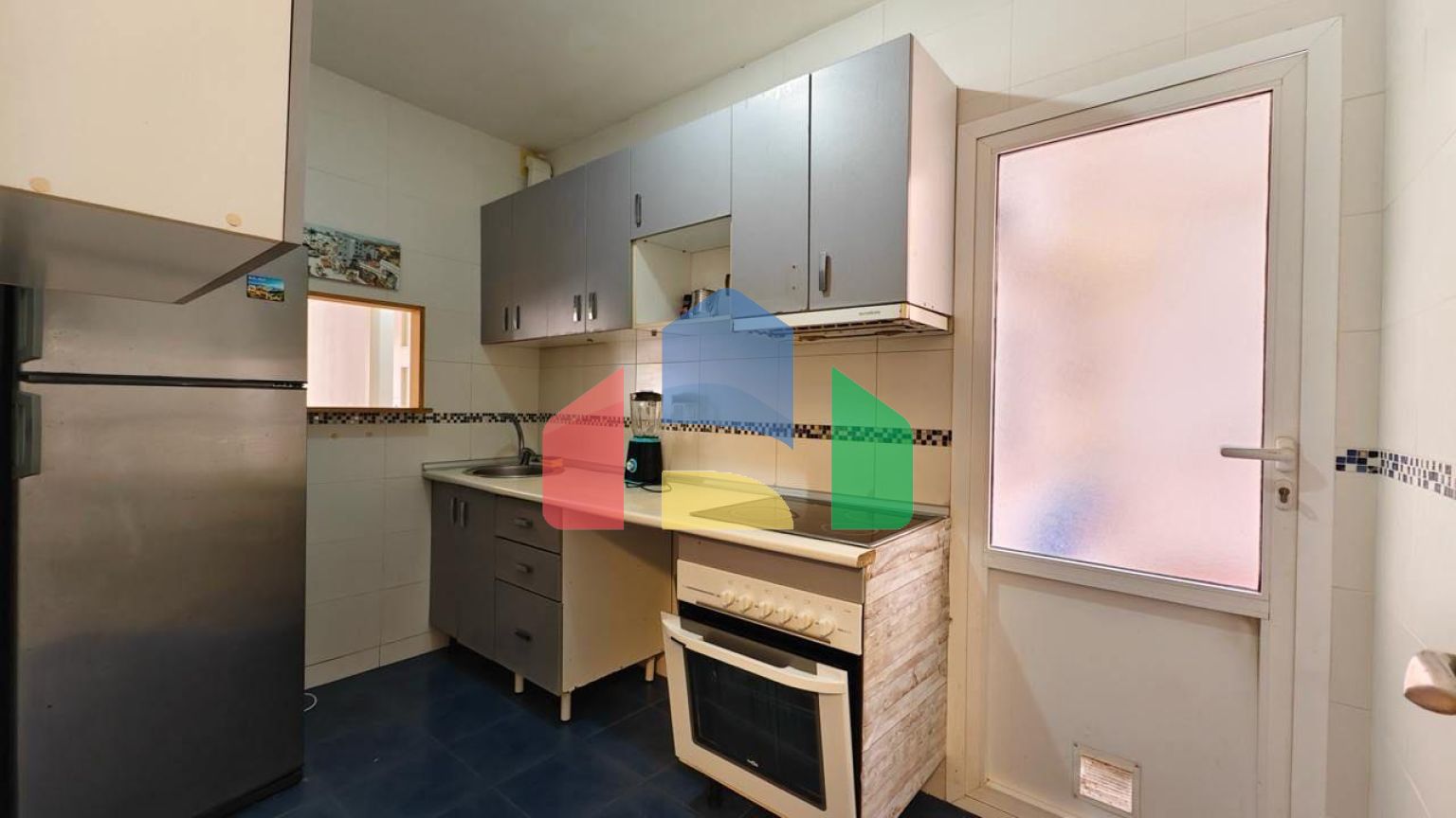 АПАРТАМЕНТЫ В 300 МЕТРАХ ОТ ПЛЯЖА И ПЛОЩЯДЬЮ 108 М2. 3 СПАЛЬНИ. 2 ВАННЫЕ КОМНАТЫ.