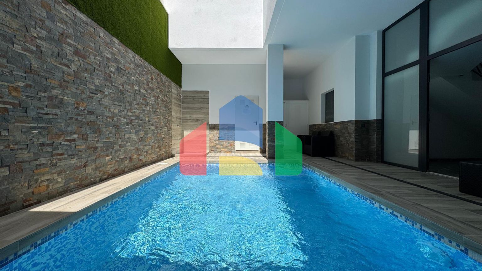 ПЕНТХАУС В КОМПЛЕКСЕ ALEGRIA XIX С ПРИВАТНЫЙ СОЛЯРИЕМ 35 М2!  2 СПАЛЬНИ. 2 ВАННЫЕ. ПЛОЩАДЪ 133М2. БАССЕЙН! ФИНСКАЯ САУНА! Ð