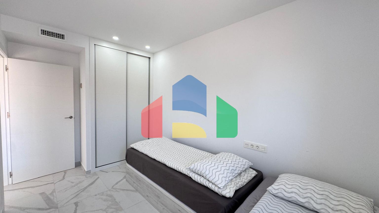 ПЕНТХАУС В КОМПЛЕКСЕ ALEGRIA XIX С ПРИВАТНЫЙ СОЛЯРИЕМ 35 М2!  2 СПАЛЬНИ. 2 ВАННЫЕ. ПЛОЩАДЪ 133М2. БАССЕЙН! ФИНСКАЯ САУНА! Ð