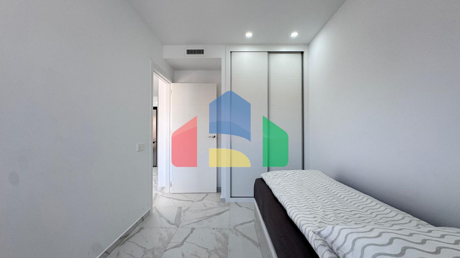 ПЕНТХАУС В КОМПЛЕКСЕ ALEGRIA XIX С ПРИВАТНЫЙ СОЛЯРИЕМ 35 М2!  2 СПАЛЬНИ. 2 ВАННЫЕ. ПЛОЩАДЪ 133М2. БАССЕЙН! ФИНСКАЯ САУНА! Ð