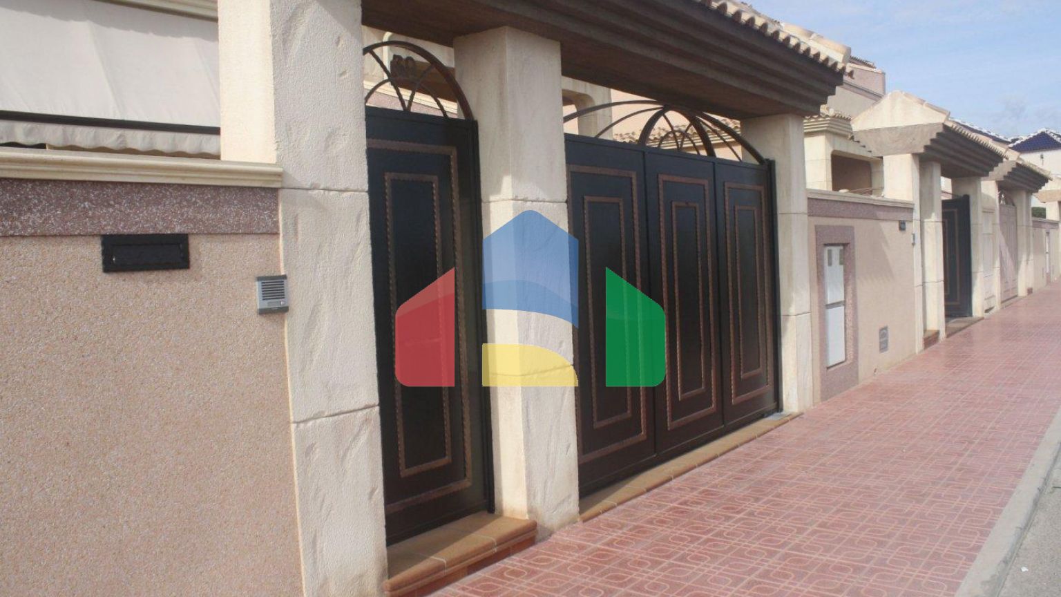 КРАСИВЫЙ ТАУНХАУС В ЛОС АЛЬТОС, ТОРРЕВЬЕХА