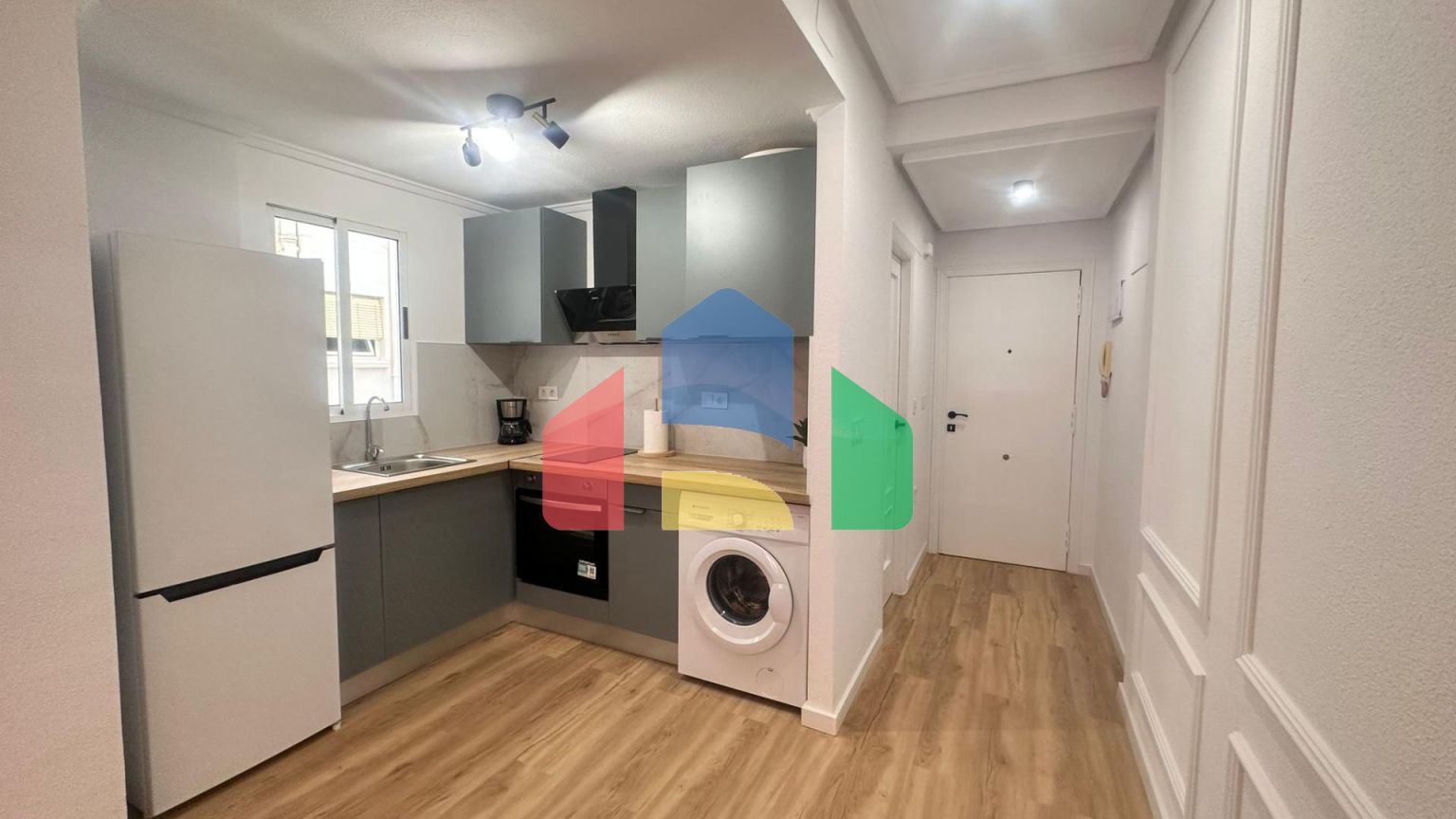 Прекрасная отремонтированная квартира, расположенная всего в 500 метрах от моря.