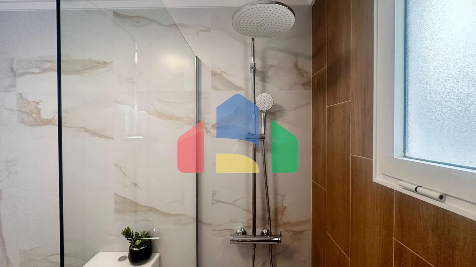 Прекрасная отремонтированная квартира, расположенная всего в 500 метрах от моря.