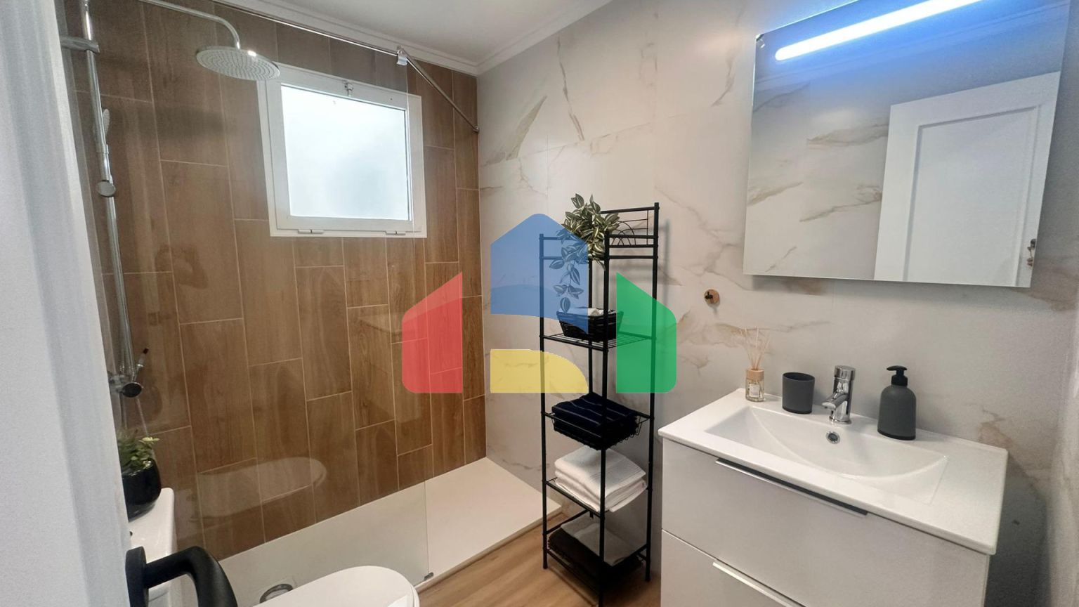 Прекрасная отремонтированная квартира, расположенная всего в 500 метрах от моря.