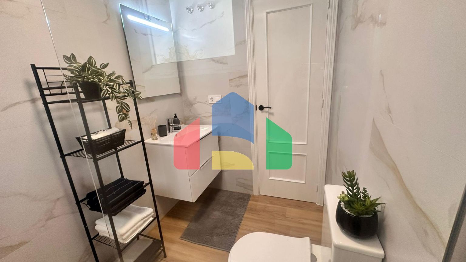 Прекрасная отремонтированная квартира, расположенная всего в 500 метрах от моря.