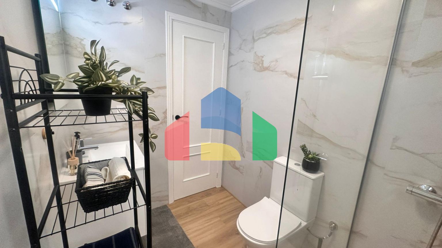 Прекрасная отремонтированная квартира, расположенная всего в 500 метрах от моря.