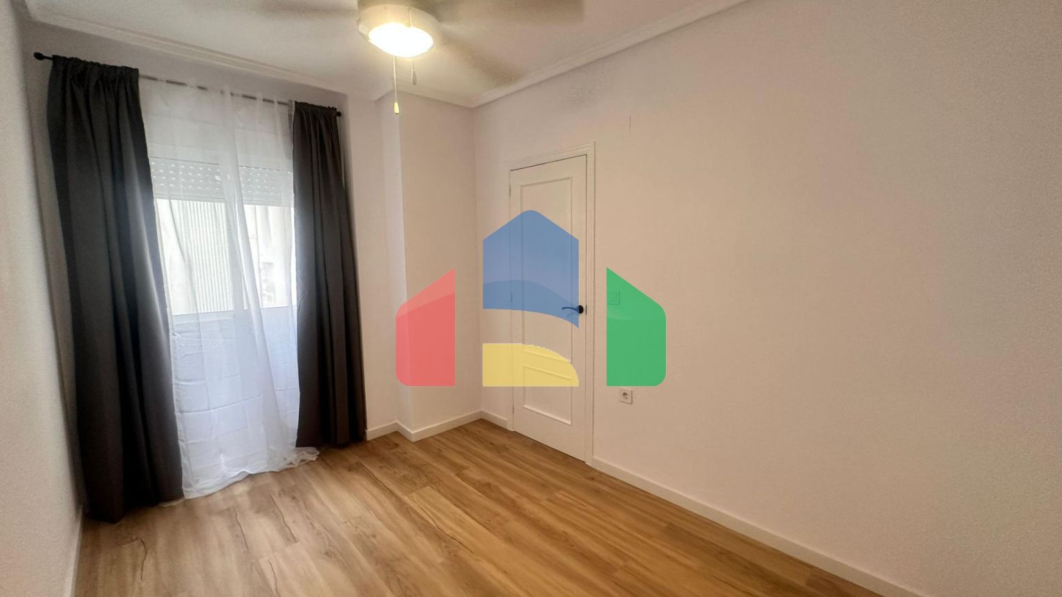 Прекрасная отремонтированная квартира, расположенная всего в 500 метрах от моря.