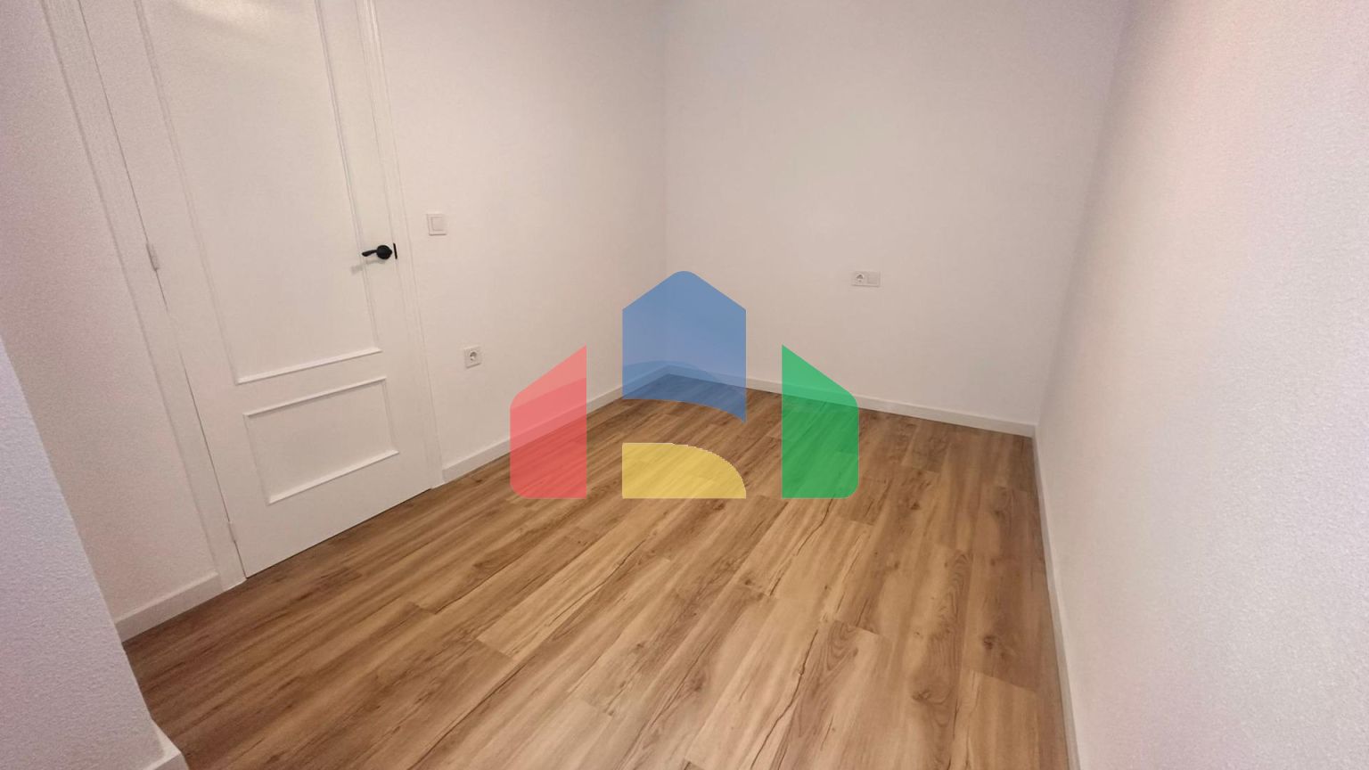 Прекрасная отремонтированная квартира, расположенная всего в 500 метрах от моря.