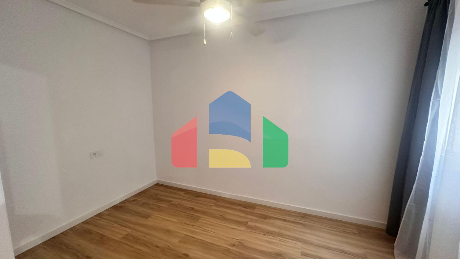 Прекрасная отремонтированная квартира, расположенная всего в 500 метрах от моря.