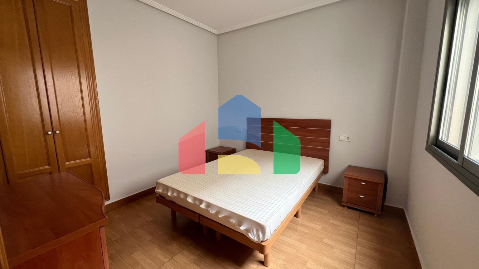 Пентхаус в центре, прямо возле Plaza de Oriente. С парковкой