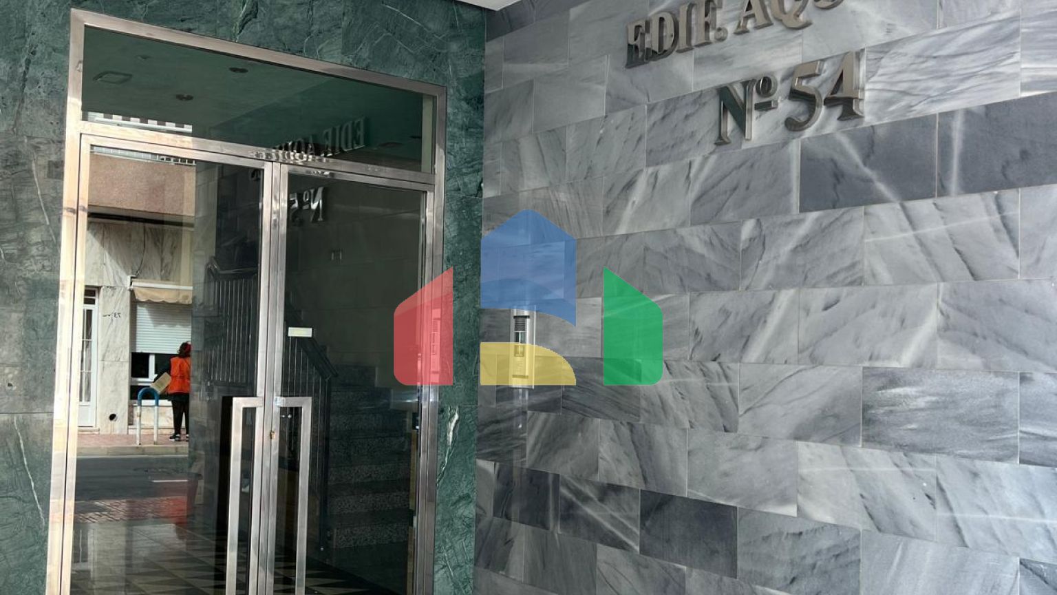 Пентхаус в центре, прямо возле Plaza de Oriente. С парковкой