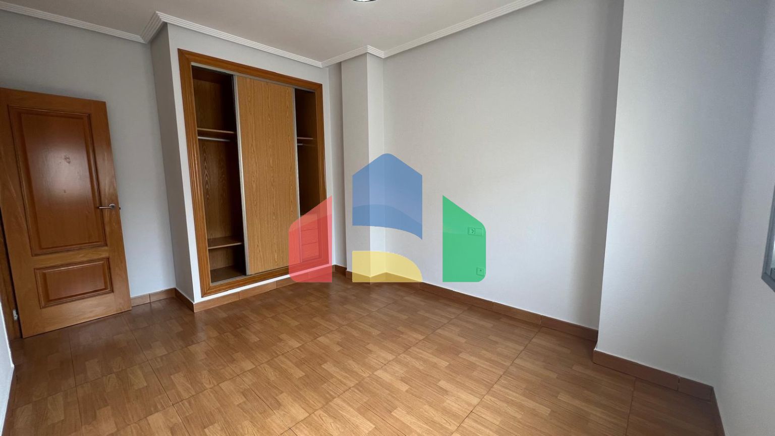 Пентхаус в центре, прямо возле Plaza de Oriente. С парковкой