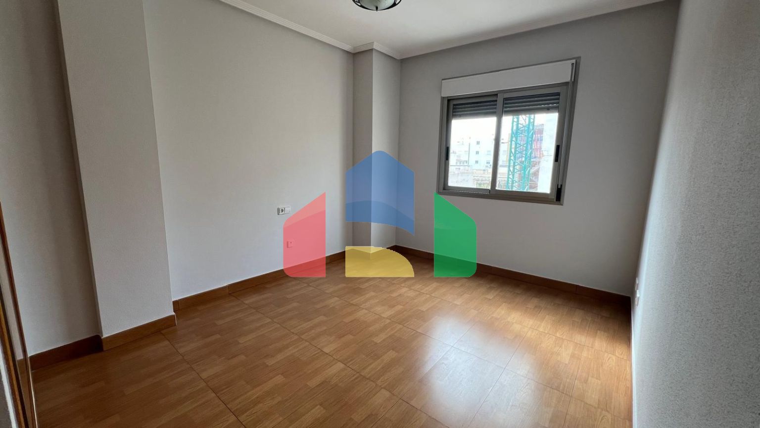 Пентхаус в центре, прямо возле Plaza de Oriente. С парковкой