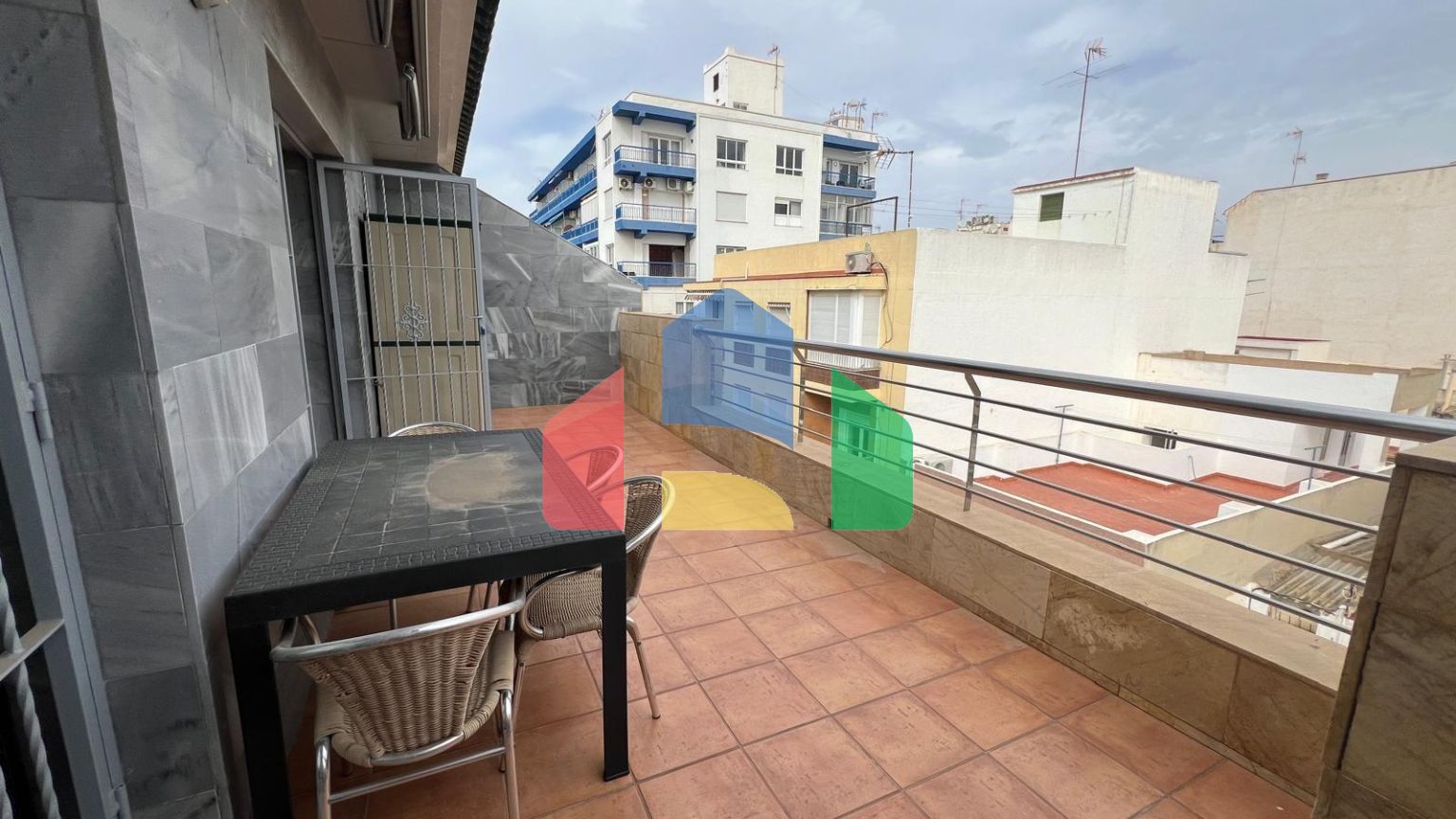 Пентхаус в центре, прямо возле Plaza de Oriente. С парковкой