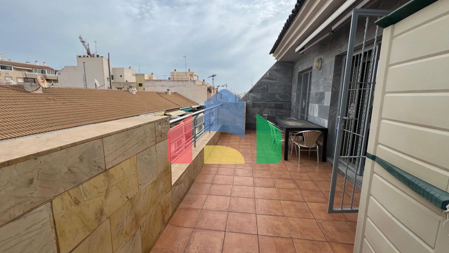 Пентхаус в центре, прямо возле Plaza de Oriente. С парковкой