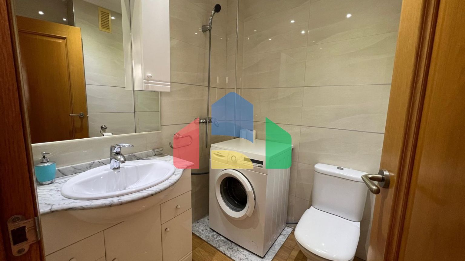 Пентхаус в центре, прямо возле Plaza de Oriente. С парковкой