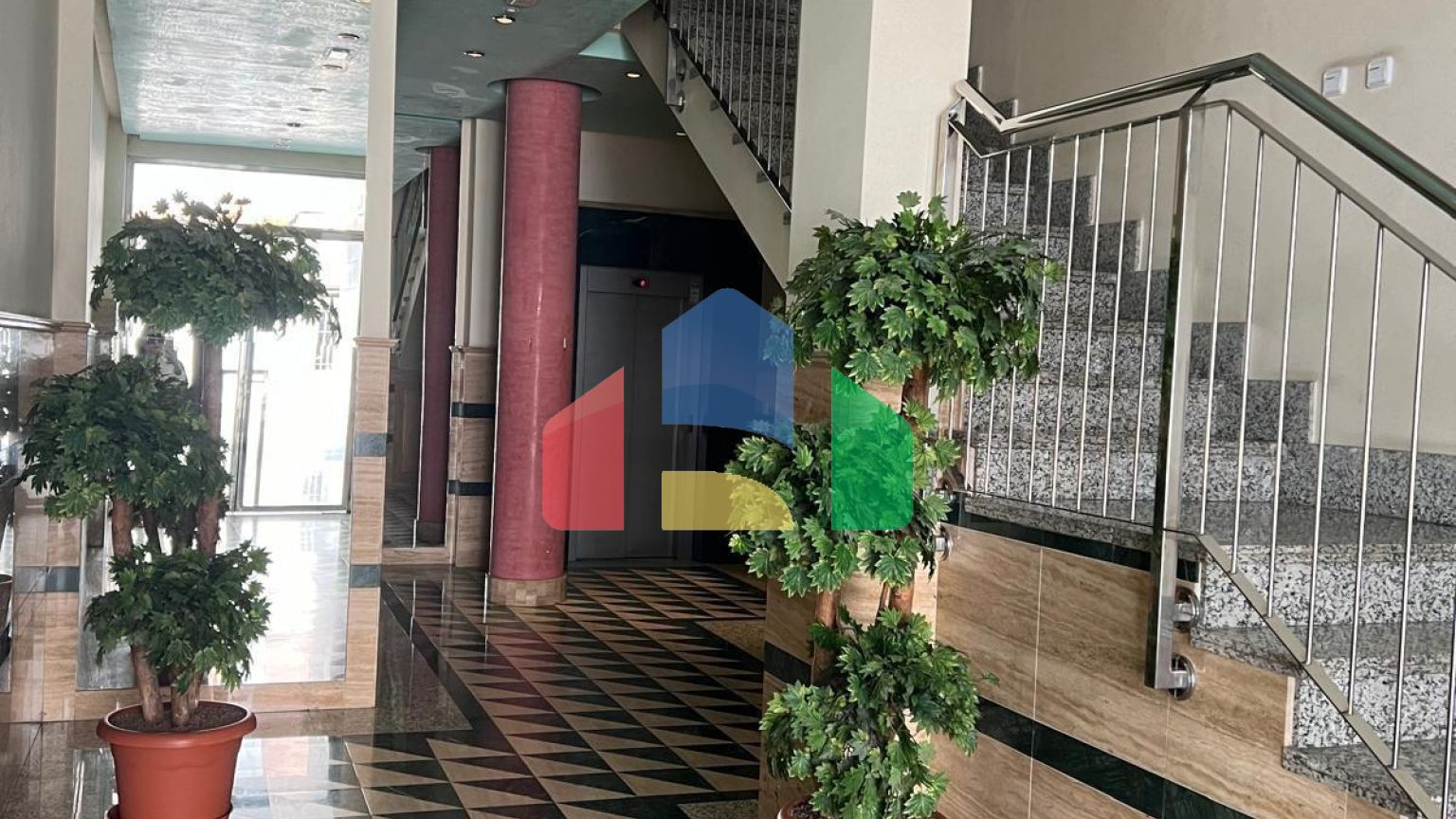 Пентхаус в центре, прямо возле Plaza de Oriente. С парковкой