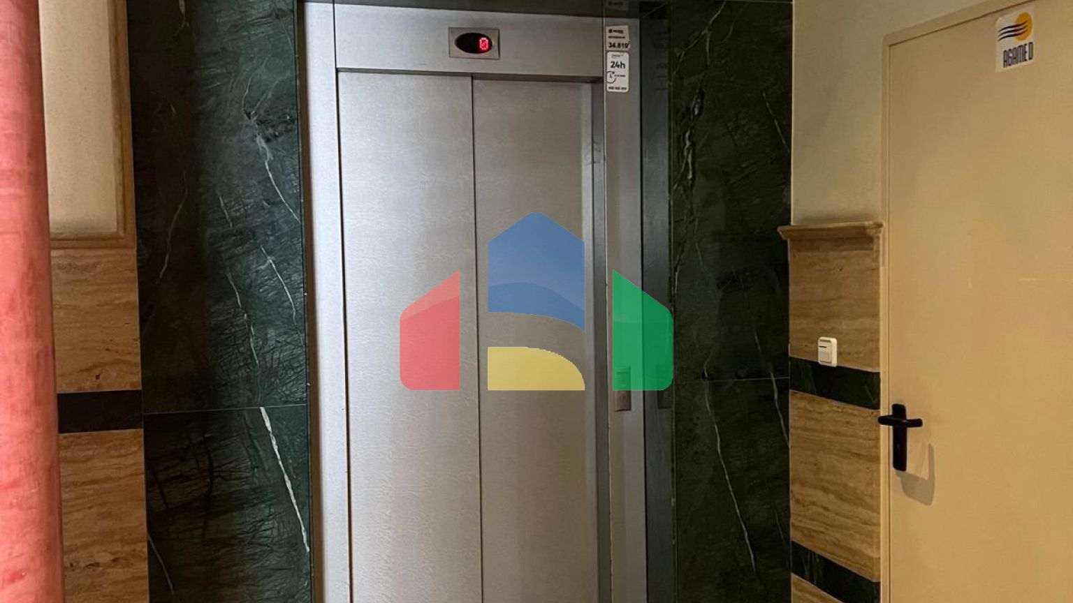 Пентхаус в центре, прямо возле Plaza de Oriente. С парковкой