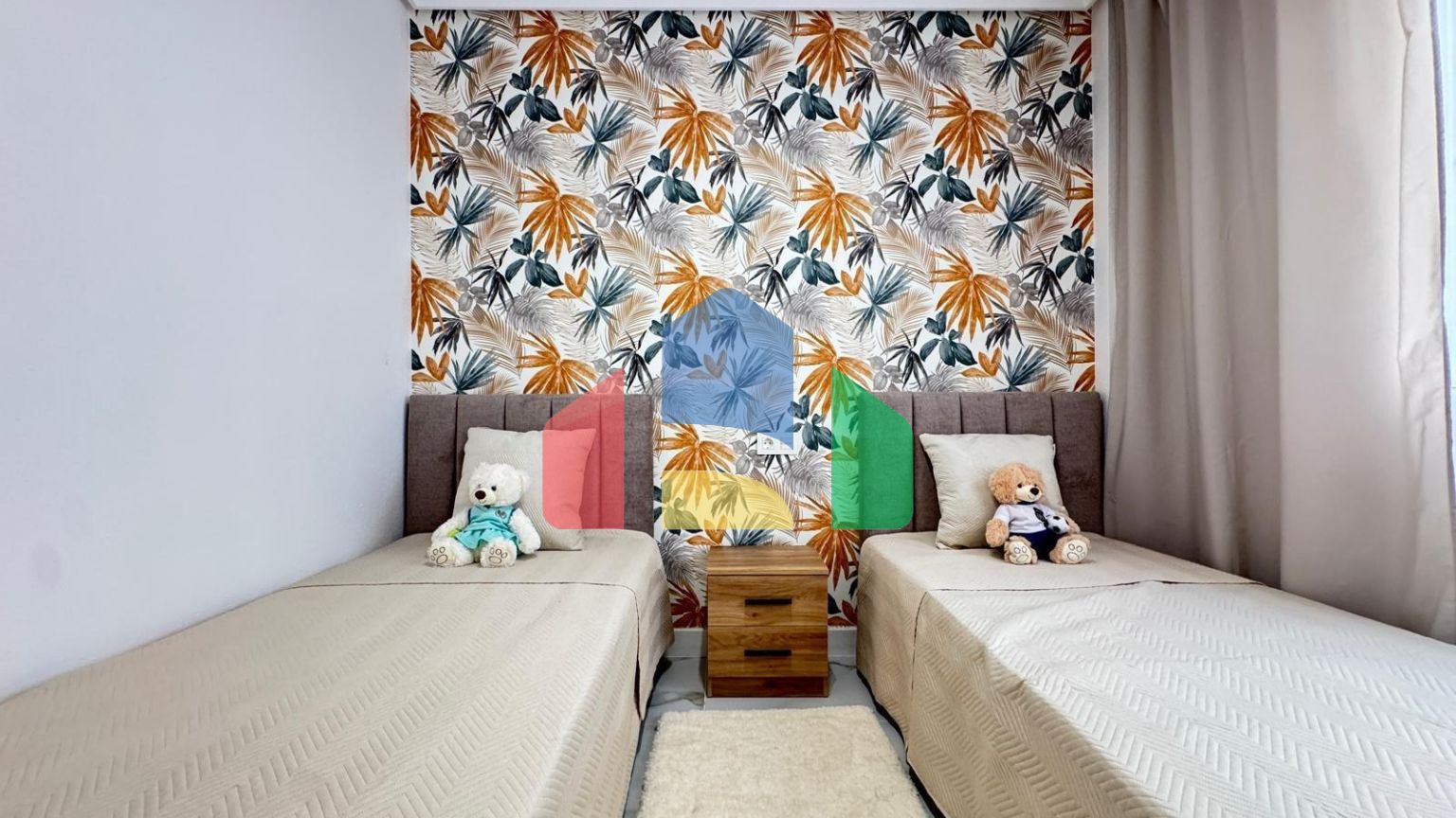 ШИКАРНАЯ КВАРТИРА ПОСЛЕ КАП. РЕМОНТА В 50 МЕТРАХ ОТ ПЛЯЖА. 4 СПАЛЬНИ. 2 ВАННЫЕ КОМНАТЫ. ПЛОЩАДЪ 105 М2.