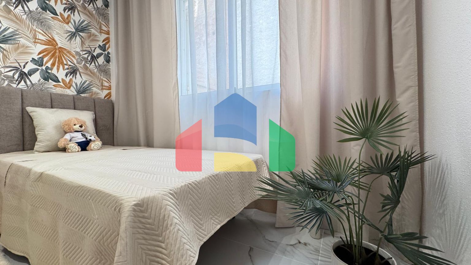 ШИКАРНАЯ КВАРТИРА ПОСЛЕ КАП. РЕМОНТА В 50 МЕТРАХ ОТ ПЛЯЖА. 4 СПАЛЬНИ. 2 ВАННЫЕ КОМНАТЫ. ПЛОЩАДЪ 105 М2.