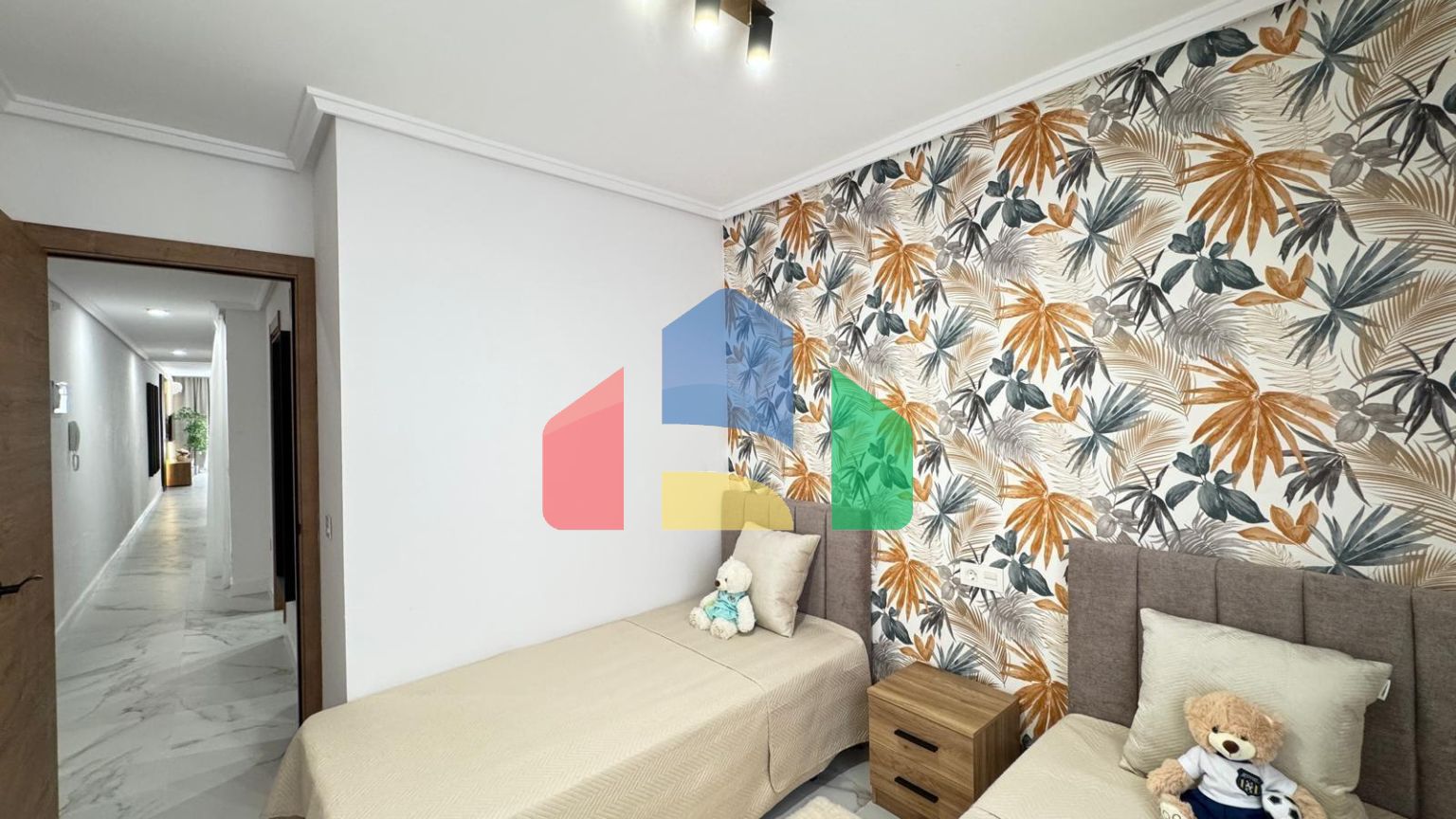 ШИКАРНАЯ КВАРТИРА ПОСЛЕ КАП. РЕМОНТА В 50 МЕТРАХ ОТ ПЛЯЖА. 4 СПАЛЬНИ. 2 ВАННЫЕ КОМНАТЫ. ПЛОЩАДЪ 105 М2.