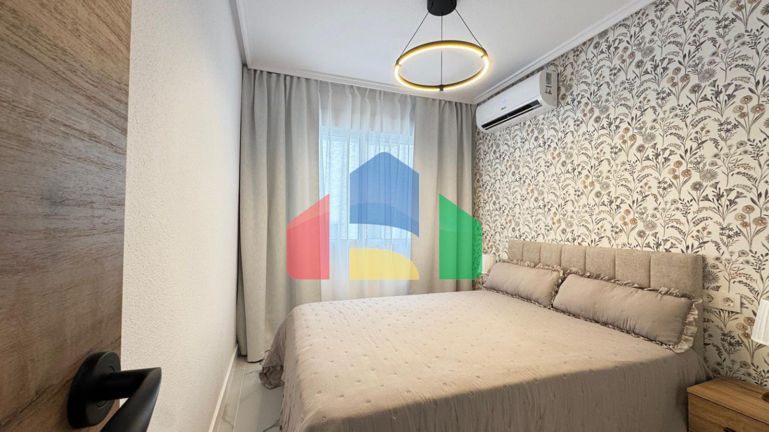 ШИКАРНАЯ КВАРТИРА ПОСЛЕ КАП. РЕМОНТА В 50 МЕТРАХ ОТ ПЛЯЖА. 4 СПАЛЬНИ. 2 ВАННЫЕ КОМНАТЫ. ПЛОЩАДЪ 105 М2.