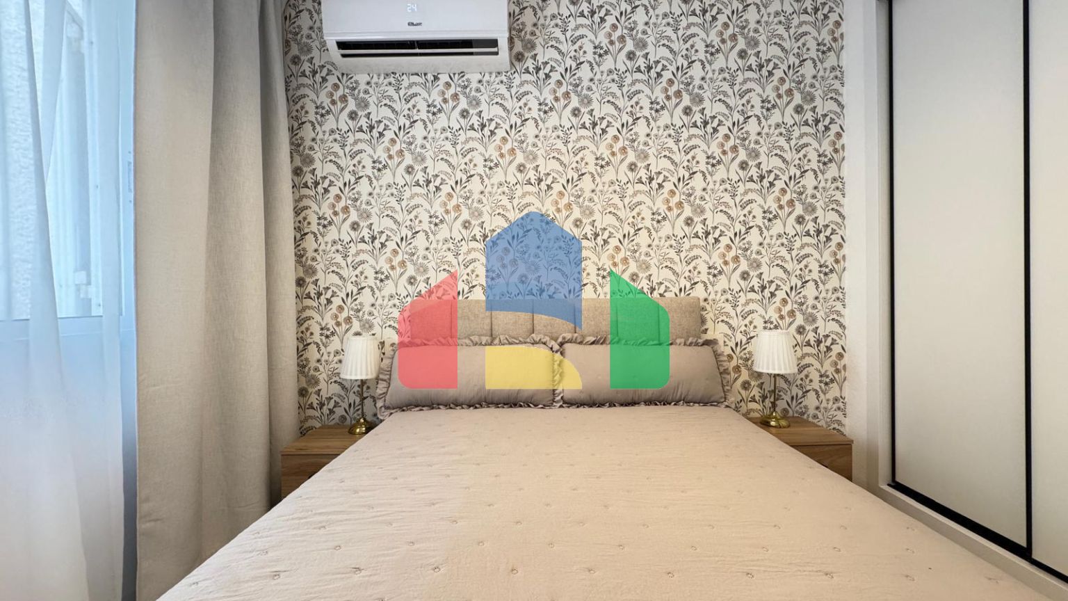 ШИКАРНАЯ КВАРТИРА ПОСЛЕ КАП. РЕМОНТА В 50 МЕТРАХ ОТ ПЛЯЖА. 4 СПАЛЬНИ. 2 ВАННЫЕ КОМНАТЫ. ПЛОЩАДЪ 105 М2.