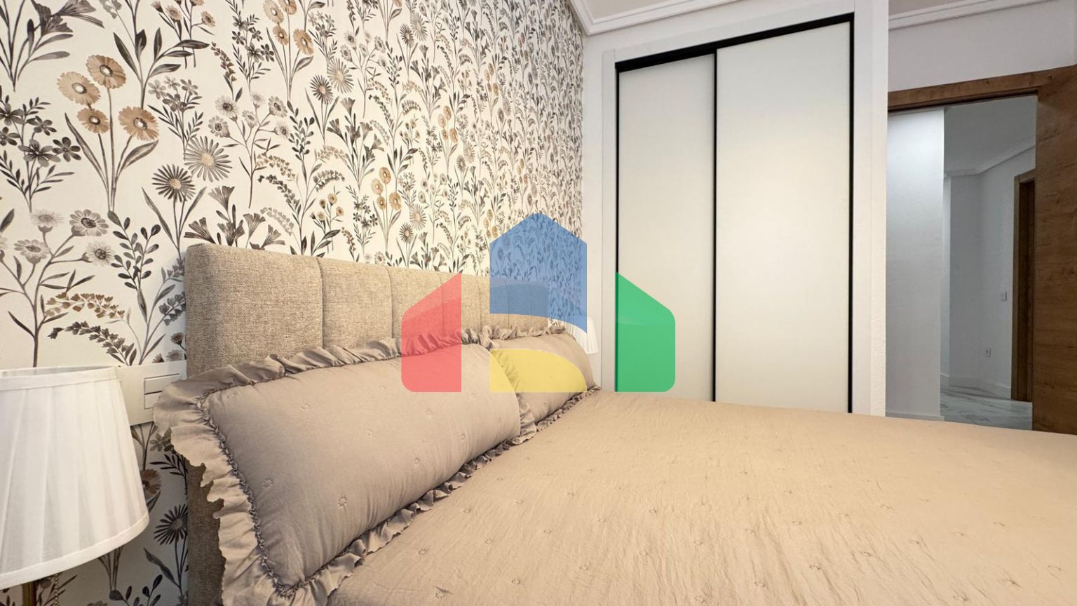 ШИКАРНАЯ КВАРТИРА ПОСЛЕ КАП. РЕМОНТА В 50 МЕТРАХ ОТ ПЛЯЖА. 4 СПАЛЬНИ. 2 ВАННЫЕ КОМНАТЫ. ПЛОЩАДЪ 105 М2.