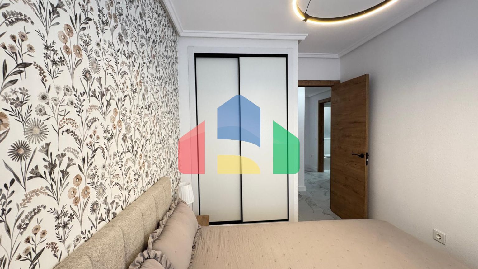 ШИКАРНАЯ КВАРТИРА ПОСЛЕ КАП. РЕМОНТА В 50 МЕТРАХ ОТ ПЛЯЖА. 4 СПАЛЬНИ. 2 ВАННЫЕ КОМНАТЫ. ПЛОЩАДЪ 105 М2.