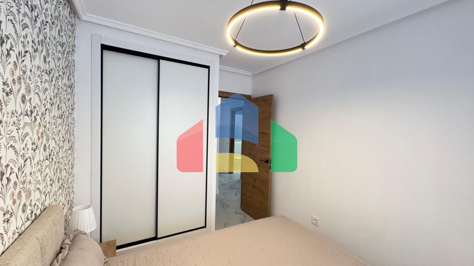 ШИКАРНАЯ КВАРТИРА ПОСЛЕ КАП. РЕМОНТА В 50 МЕТРАХ ОТ ПЛЯЖА. 4 СПАЛЬНИ. 2 ВАННЫЕ КОМНАТЫ. ПЛОЩАДЪ 105 М2.