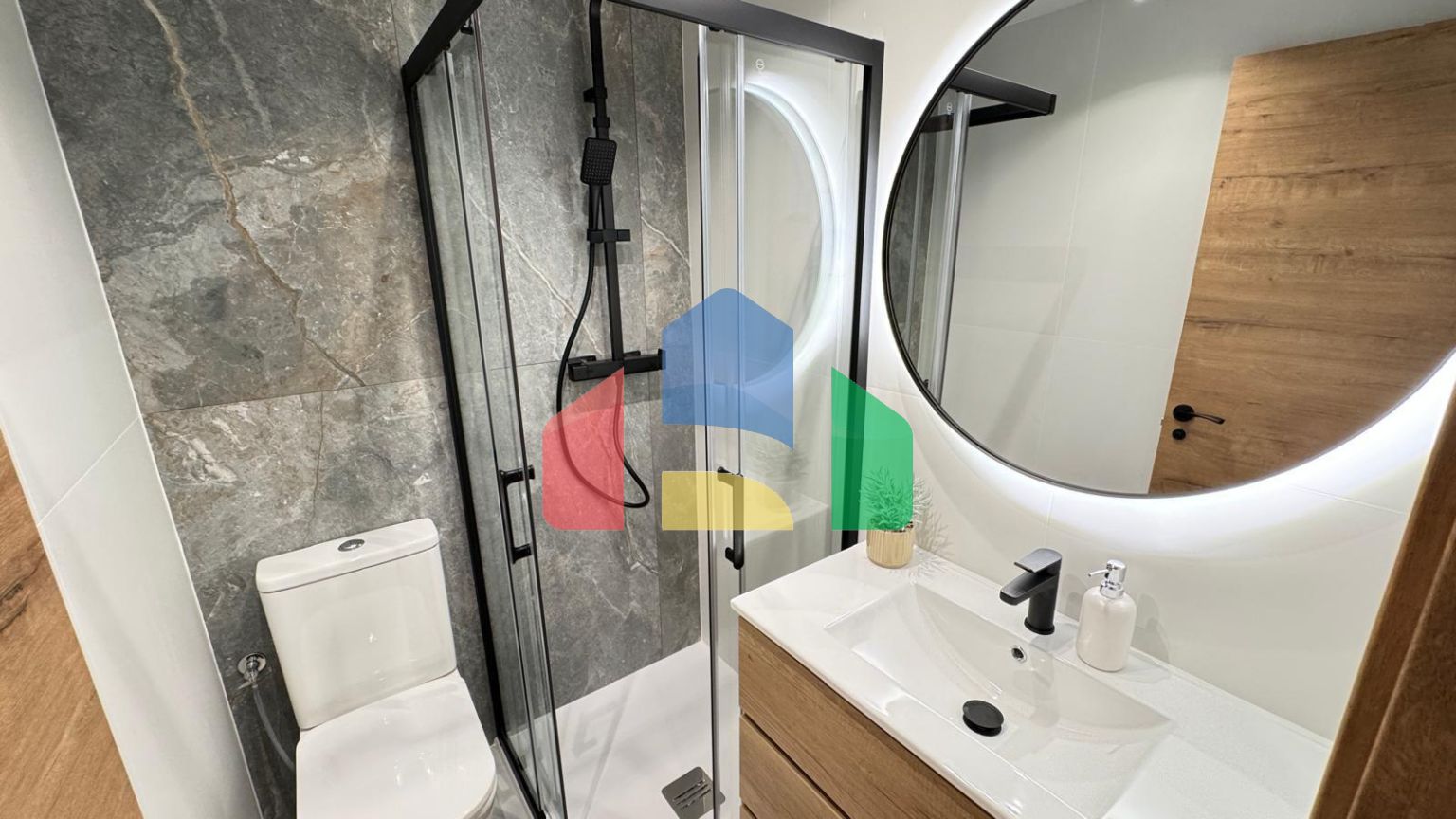 ШИКАРНАЯ КВАРТИРА ПОСЛЕ КАП. РЕМОНТА В 50 МЕТРАХ ОТ ПЛЯЖА. 4 СПАЛЬНИ. 2 ВАННЫЕ КОМНАТЫ. ПЛОЩАДЪ 105 М2.