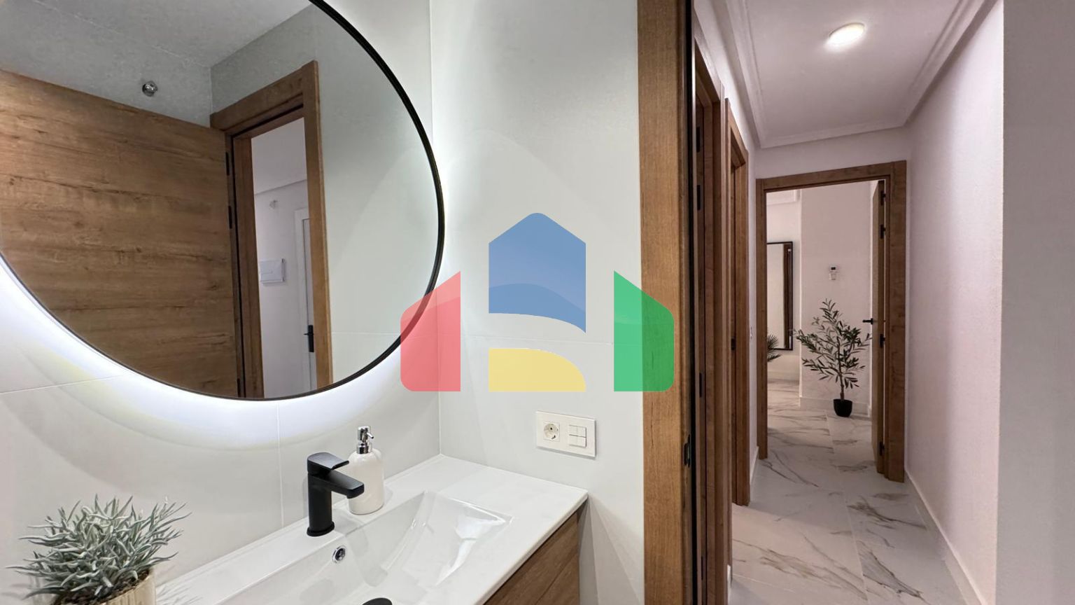 ШИКАРНАЯ КВАРТИРА ПОСЛЕ КАП. РЕМОНТА В 50 МЕТРАХ ОТ ПЛЯЖА. 4 СПАЛЬНИ. 2 ВАННЫЕ КОМНАТЫ. ПЛОЩАДЪ 105 М2.