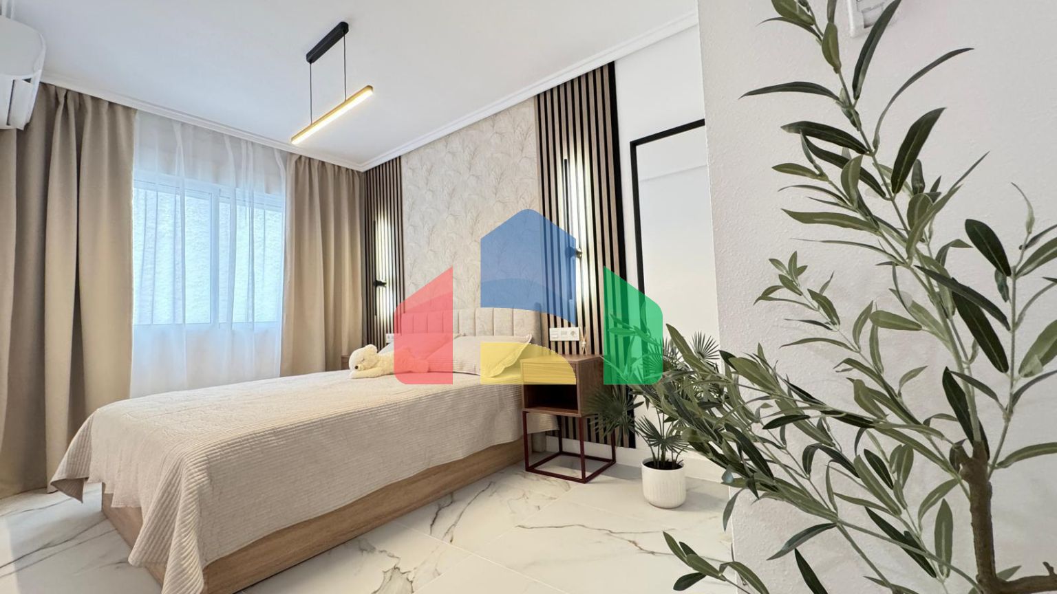 ШИКАРНАЯ КВАРТИРА ПОСЛЕ КАП. РЕМОНТА В 50 МЕТРАХ ОТ ПЛЯЖА. 4 СПАЛЬНИ. 2 ВАННЫЕ КОМНАТЫ. ПЛОЩАДЪ 105 М2.