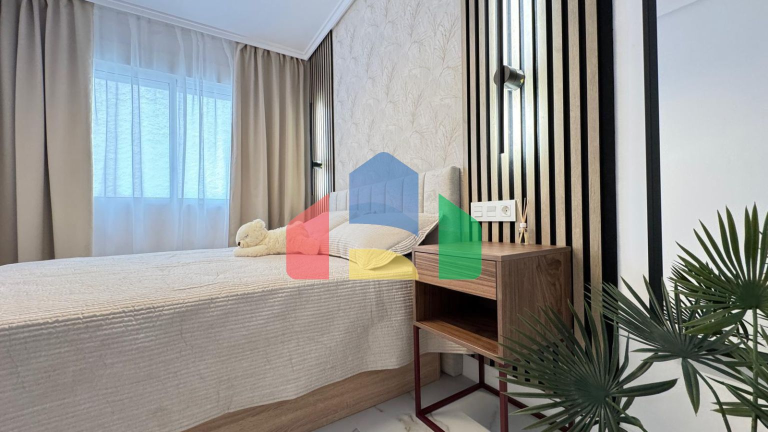 ШИКАРНАЯ КВАРТИРА ПОСЛЕ КАП. РЕМОНТА В 50 МЕТРАХ ОТ ПЛЯЖА. 4 СПАЛЬНИ. 2 ВАННЫЕ КОМНАТЫ. ПЛОЩАДЪ 105 М2.